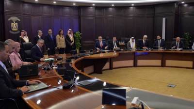 «مدبولى» يشهد توقيع 7 مذكرات تفاهم لتنفيذ مشروعات إنتاج الهيدروجين الأخضر بالمنطقة الصناعية بالعين السخنة