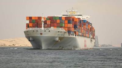 انتظام حركة الملاحة بقناة السويس .. وعبور 57 سفينة من الاتجاهين بحمولات صافية  3.4مليون طن