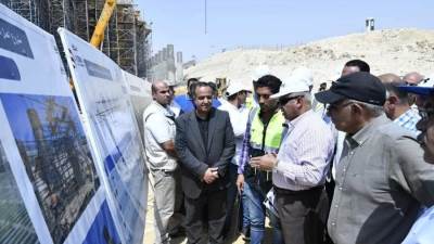 وزير النقل يتفقد مشروع الخط الأول للقطار الكهربائي السريع في المسافة من العين السخنة حتى محطة محمد نجيب