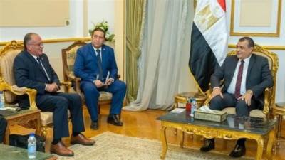 وزير الإنتاج الحربي يبحث تعميق التصنيع المحلي لإنتاج الشاحنات مع "رينو" الفرنسية