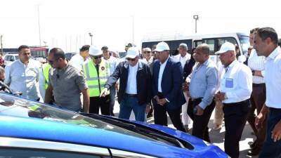 خلال جولته بشرم الشيخ .. «مدبولى» يتفقد محطتي شحن سيارات وأتوبيسات كهربائية 