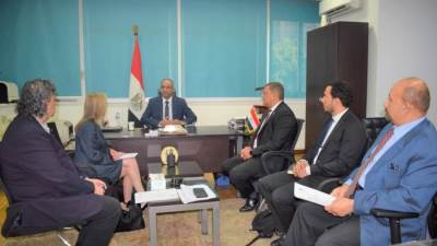 نائب وزير الإسكان يناقش مع ممثلي البنك الأوروبي  برنامج توسعات الصرف الصحي للقري الملوثة لبحيرة قارون 