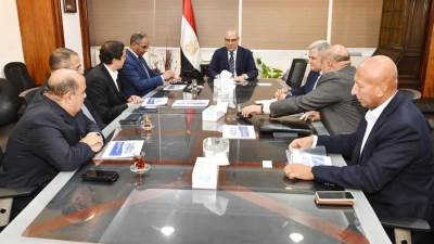  وزير الإسكان يبحث توفير الطلمبات اللازمة لمشروعات مياه الشرب والصرف الصحى