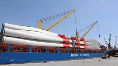 قناة السويس: «ميناء الأدبية» تستقبل شحنة 42 ريشة رياح لمحطة توليد الكهرباء برأس غارب