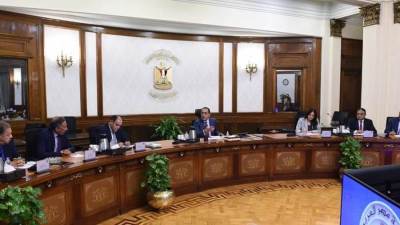 «رئيس الوزراء» يلتقي رؤساء الغرف الصناعية لإعداد استراتيجية واضحة للصناعة المصرية
