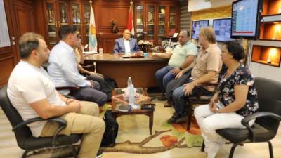 رئيس "مياه المنيا" يجتمع مع مسؤلي برنامج تحسين خدمات المياه والصرف