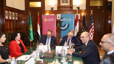 في إطار برنامج «التمكين الاقتصادي للمرأة» .. «بنك مصر» يوقع مذكرة تفاهم مع الجامعة الأمريكية بالقاهرة