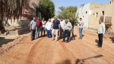 بالتعاون مع صندوق «التنمية الحضرية» ..محافظ الوادي الجديد يتابع أعمال تطوير منطقة «عين بشارة» بالخارجة 