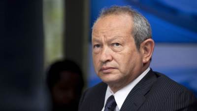 نجيب ساويرس يطالب بعدم إيصال المرافق لأي عقار إلا بعد تبييض الواجهة