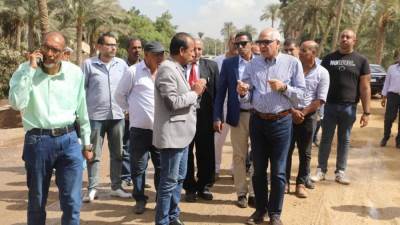 بالصور .. محافظ الجيزة يتفقد أعمال تطوير طريق سقارة السياحي وترعة المنصورية