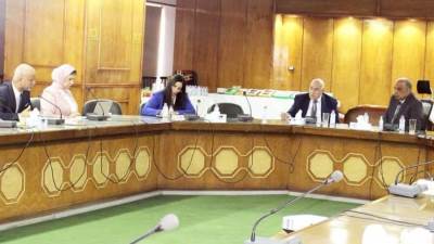 وزير قطاع الأعمال لرؤساء شركات الغزل : الالتزام بالتوقيتات المحددة لتطوير قطاع النسيج