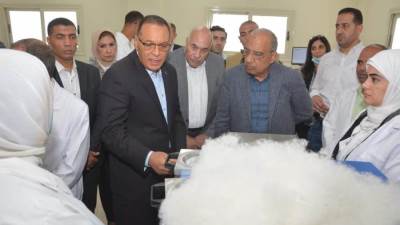 خلال زيارته لمحلج الزقازيق .. وزير قطاع الأعمال: تطوير محالج القطن أحد أهم مراحل النهوض بصناعة النسيج