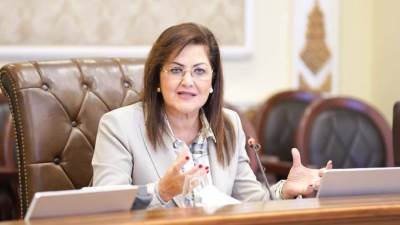 هالة السعيد: الدولة أنفقت 400 مليار لتهيئة البنية التحتيه لجذب الاستثمارات 