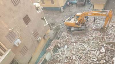 محافظة الجيزة تزيل منشأة متعدية علي خط التنظيم منذ سنوات بالعمرانية