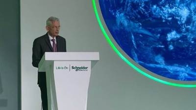 خالد عباس: تجهيز أسطح الحي الحكومي بالعاصمة الإدارية بألواح الطاقة الشمسية