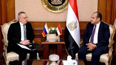 وزير التجارة يبحث مع السفير الروسي بالقاهرة سبل تنمية التعاون الاقتصادى بين البلدين