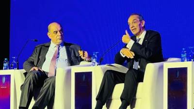 وزير الاتصالات: أكثر من 90% من حركة البيانات بين الشرق والغرب تمر عبر مصر