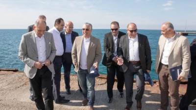 بالصور ..جولة تفقدية لرئيس اقتصادية قناة السويس لميناء الطور