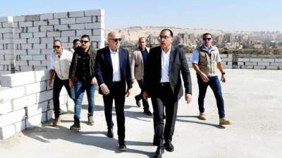 بالصور .. رئيس الوزراء يتفقد أعمال تطوير حديقة تلال الفسطاط