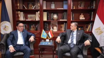 وزير السياحة والآثار يلتقي سفير كازاخستان بالقاهرة