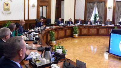 رئيس الوزراء يتابع موقف تنفيذ مشروعات تحلية مياه البحر والتعامل مع السيول