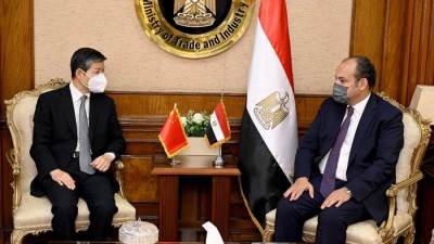 وزير التجارة يبحث مع سفير الصين بالقاهرة سبل تعزيز التعاون بين البلدين