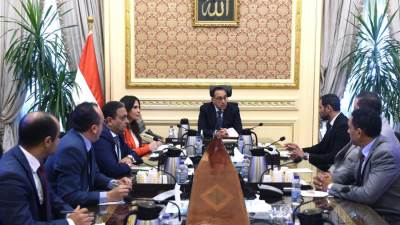 رئيس الوزراء يجتمعُ بممثلي شركة "فورورد ايجيبت" المُشاركة في تصنيع الكُرة الرسمية لمونديال 2022