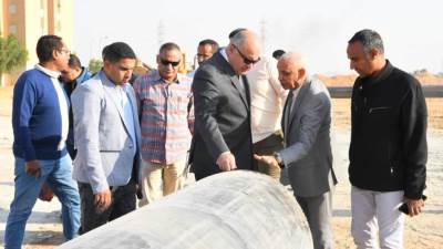 بتكلفة 200 مليون جنيه .. محافظ قنا يتابع أعمال حفر خط طرد الصرف الصحي الإحتياطى للمدينة