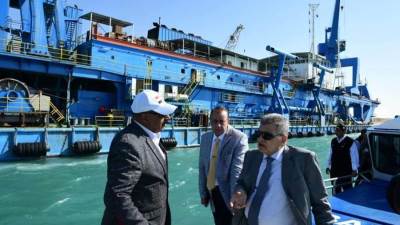 رئيس هيئة قناة السويس يتفقد أعمال المعدية الجديدة وبناء لنشين من الفايبر جلاس بترسانة بورتوفيق