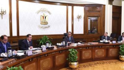 رئيس الوزراء يتابع مع وزيري البترول والمالية إجراءات توفير التمويل اللازم لاستيراد المنتجات البترولية