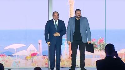  «السيسي» يسلم عقود وحدات اسكان اجتماعي لعدد من المواطنين بالدقهلية