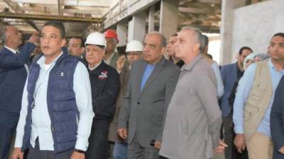 وزير قطاع الأعمال يتفقد شركتي النصر للمواسير  والسيارات بحلوان