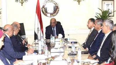 وزير قطاع الأعمال  يتابع موقف الشركات من تدبير مستلزمات الإنتاج والمواد الخام