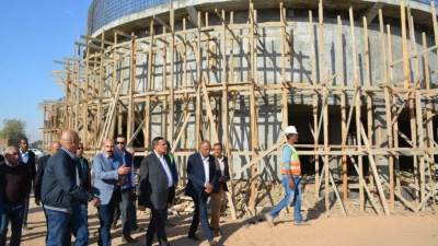 وزير التنمية المحلية ومحافظ أسوان يتابعان معدلات تنفيذ مشروعات «حياة كريمة» بكوم أمبو