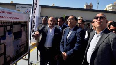 «مدبولي» يتفقد محطة رفع الصرف الصحي بمنطقة الزراير بالسويس