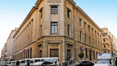 البنك المركزى ينفي وقف توفير التمويلات لاستيراد السيارات والهواتف المحمولة