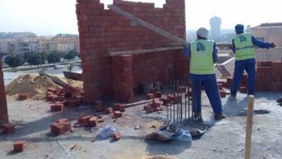 جهاز مدينة الشروق : إزالة مخالفات بناء في مهدها بدور السطح بمناطق متفرقة