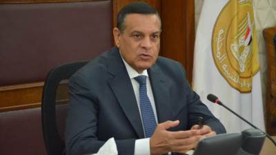 وزير التنمية المحلية يستعرض تقريرًا حول جهود الوزارة في دعم القضية السكانية خلال 2022