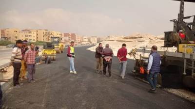 رئيس جهاز " 15 مايو " يتابع أعمال تنفيذ الطرق والمحاور بالمدينة