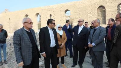 محافظ القاهرة يتابع أعمال إزالة المباني العشوائية بمنطقة السكر والليمون بمصر القديمة