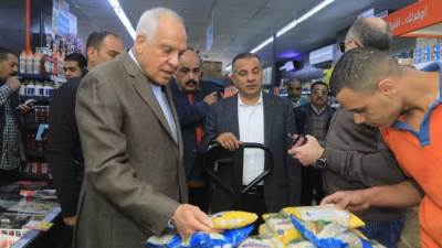 محافظ الجيزة يتفقد السلاسل التجارية لمتابعه الإلتزام بالاعلان عن أسعار السلع