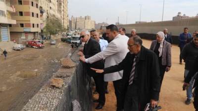 محافظ الجيزة يوجه بسرعة إصلاح كسر بماسورة مياه بشارع عثمان محرم بالطالبية