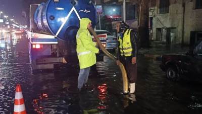 بالصور .. أمطار غزيرة فى القاهرة الكبرى وسط جهود عمال شركات الصرف الصحى 
