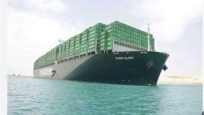 «أسامة ربيع»: حركة الملاحة بالقناة منتظمة وتعاملنا باحترافية مع عطل ماكينات السفينة GLORY خلال عبورها 