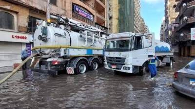صرف الاسكندرية : 150 سيارة لرفع تراكمات مياه الأمطار من الشوارع