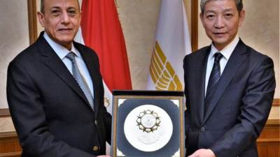 وزير الطيران يبحث مع السفير الصينى تعزيز التعاون المشترك فى مجال النقل الجوى