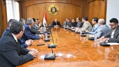 وزير التجارة والصناعة يبحث مع عدد من أعضاء البرلمان جهود الوزارة للتعامل مع تحديات القطاع الصناعى