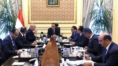 «مدبولي» يتابع موقف مشروعات تحلية مياه البحر والصرف الصحى بمحافظة الإسكندرية