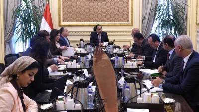 «مدبولى» يوجه بتشكيل لجنة من وزارتي المالية والنقل لتسريع خروج الحاويات من الموانىء