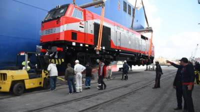 ضمن صفقة تصنيع وتوريد 100جرار ..  وصول أول جرار أمريكى جديد إلى ميناء الإسكندرية